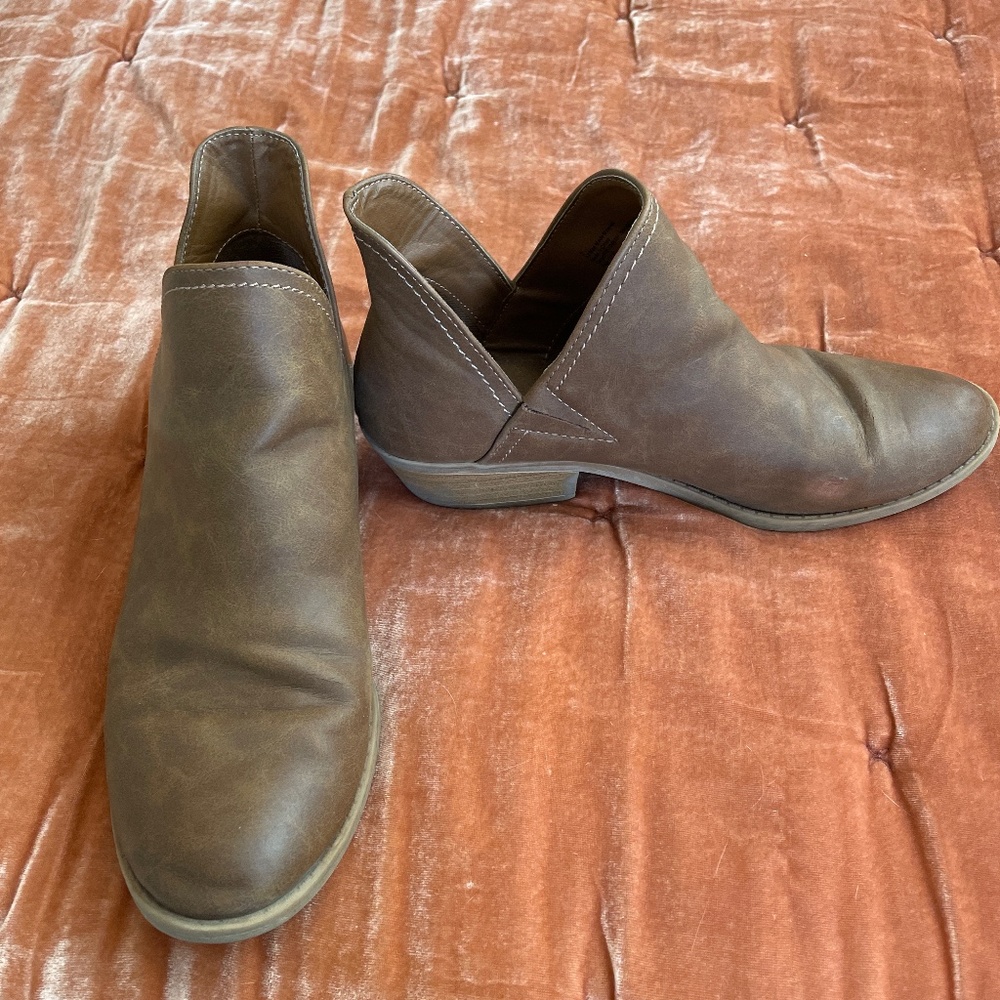 Universal Thread Ankle Booties